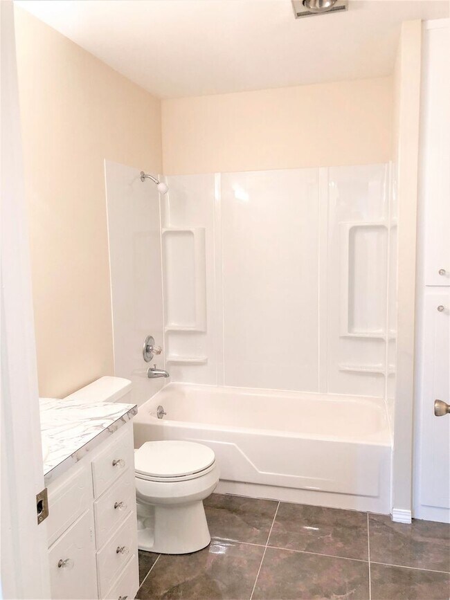 Building Photo - Gilmanor Apartments - 1BD/1BA Renovated Ap...