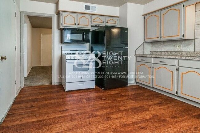 Building Photo - 3 Bedroom/1 Bath Single Family Home Just M...