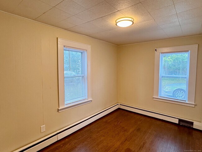 Building Photo - 132 N Elm St