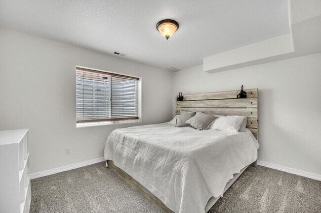 Building Photo - 9811 Carrington Dr