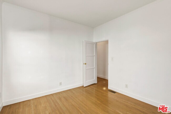 Building Photo - 3429 Edgehill Dr