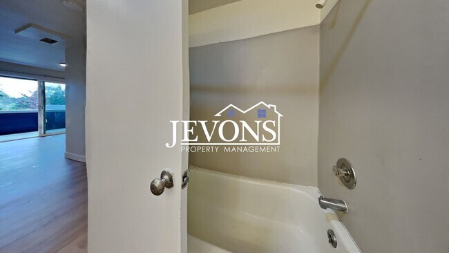 Building Photo - 2076 E 56th St