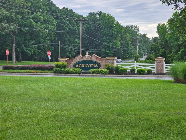 Building Photo - 109 Wheatfield Dr