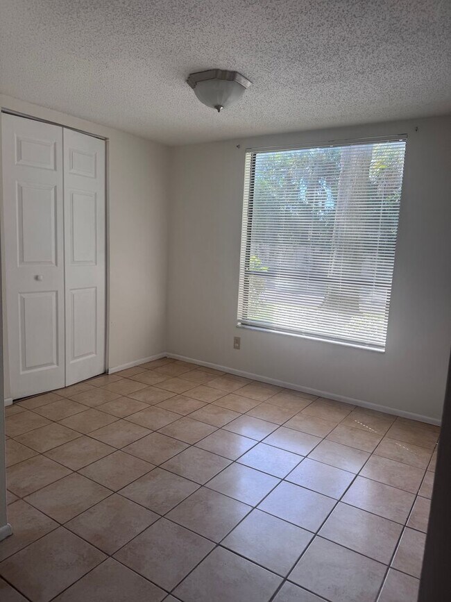 Building Photo - Temple Terrace Condo