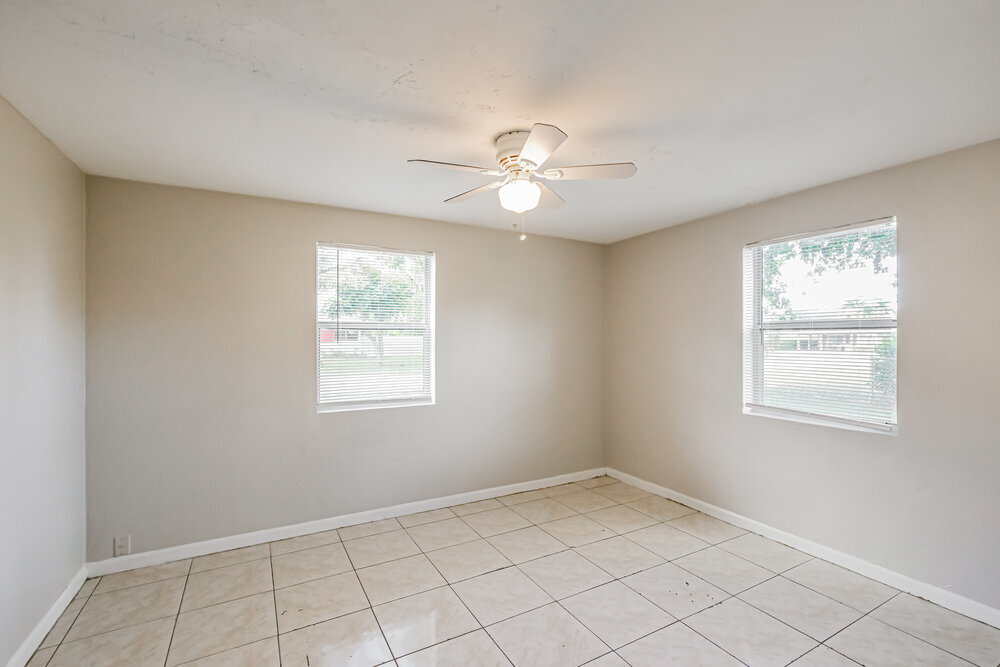 Building Photo - 2418 SW 6th Ct