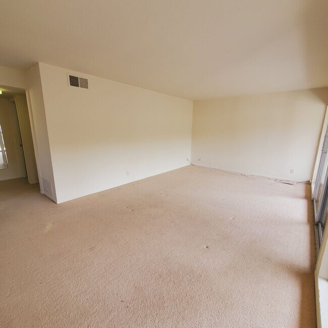 Building Photo - Pinole Crest 2 bedroom/2 bath Condo ~Light...