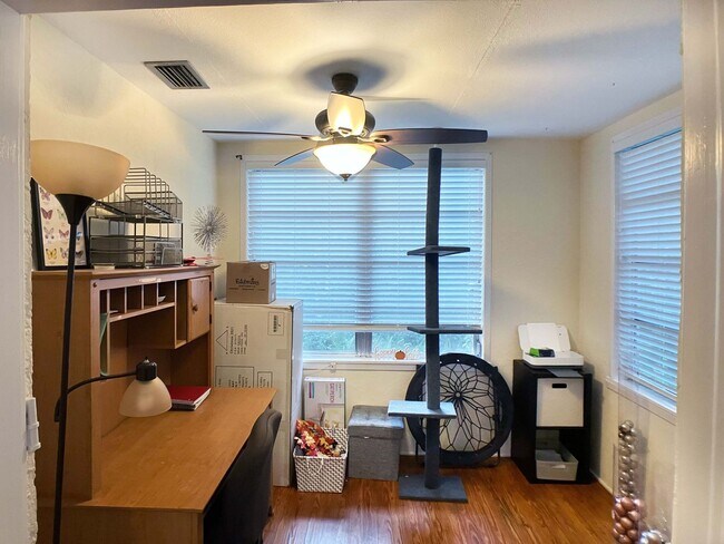 Building Photo - Large 3 Bedroom, 2 Bathroom Home w/ Study ...