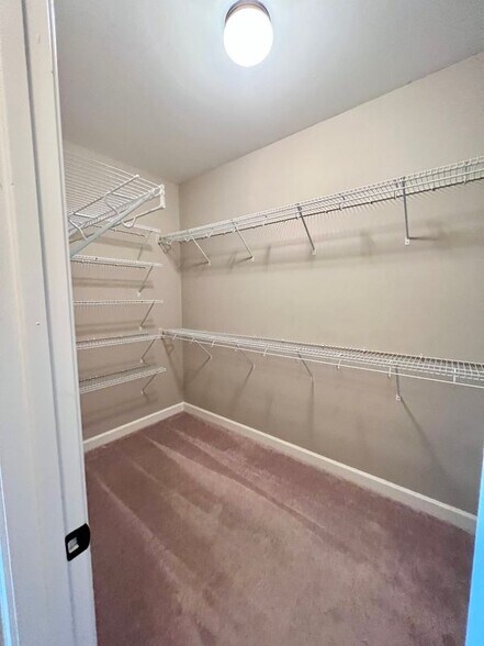 Building Photo - 5607 Pinetree Loop E