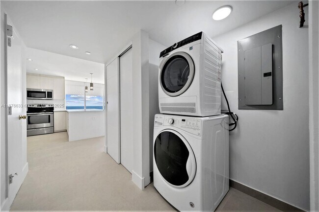 Building Photo - 881 Ocean Dr