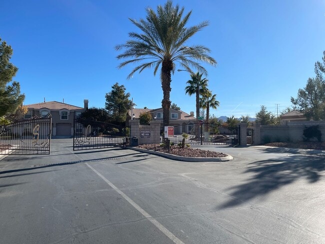 Building Photo - Awesome Three bedroom 2 1/2 townhouse in a gated community