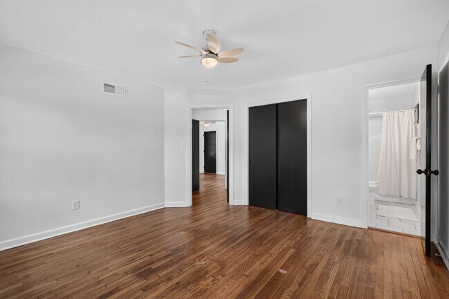 Building Photo - Desirable Area