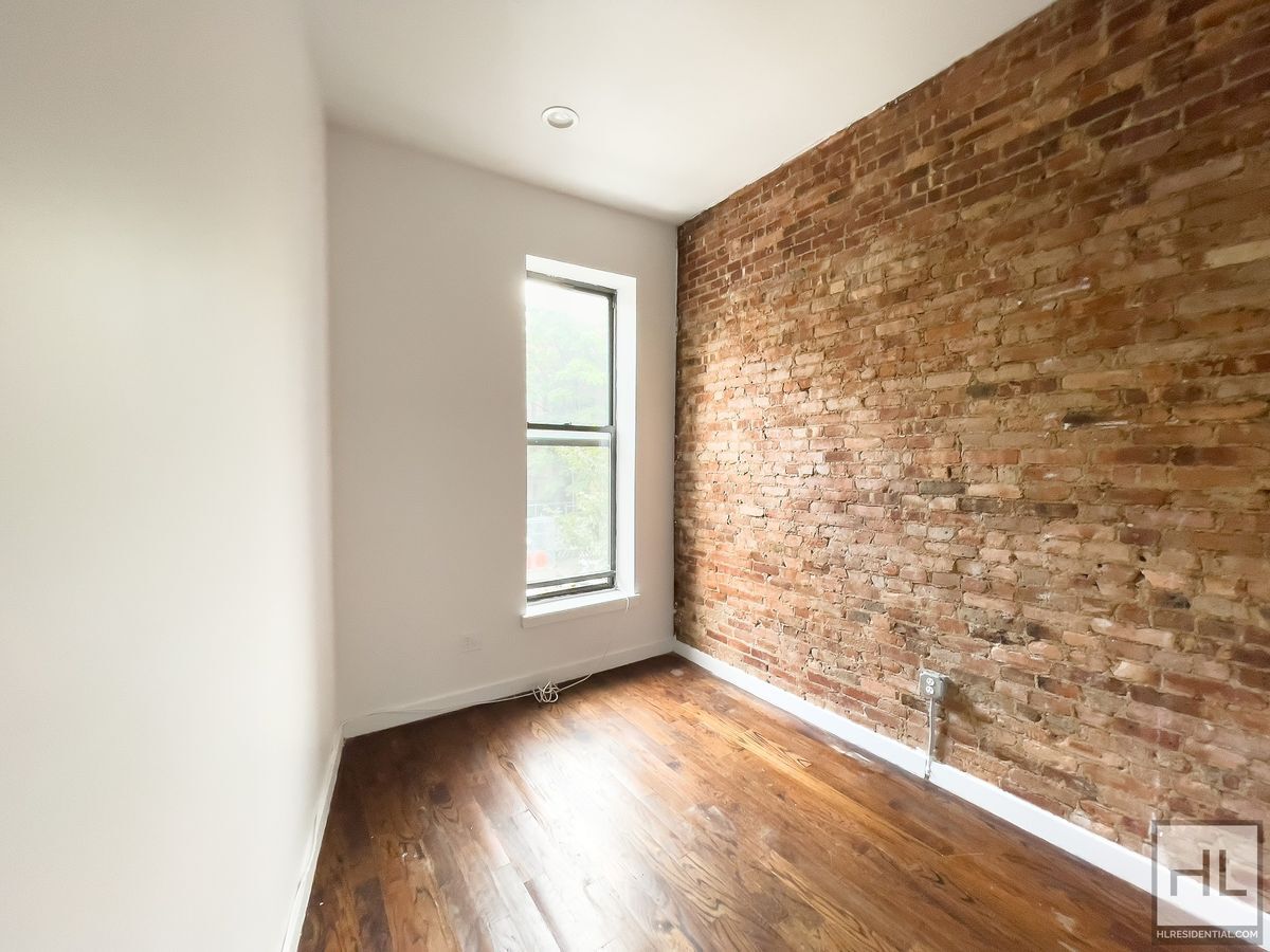 Building Photo - TOMPKINS AVENUE / Spacious 4-Bed 1-Bath