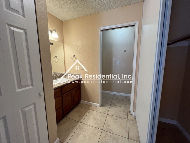 Building Photo - Spacious Elk Grove 2bd/2ba Triplex