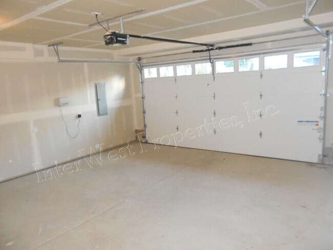 Building Photo - 3+ BED 2.5BA TIGARD HOME WITH DEN, SOAKER ...