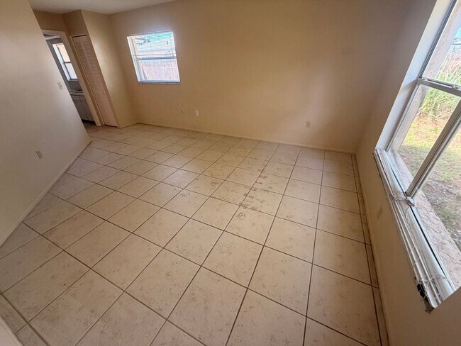 Building Photo - Great 3/2 Ready to rent!