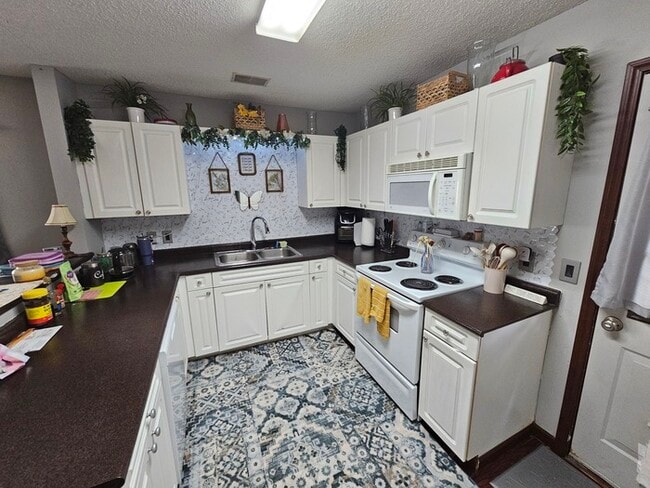 Building Photo - Super Cute 2/2 in Chapin
