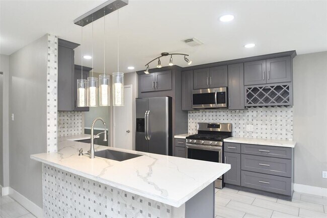 Building Photo - 24406 Lakecrest Village Dr
