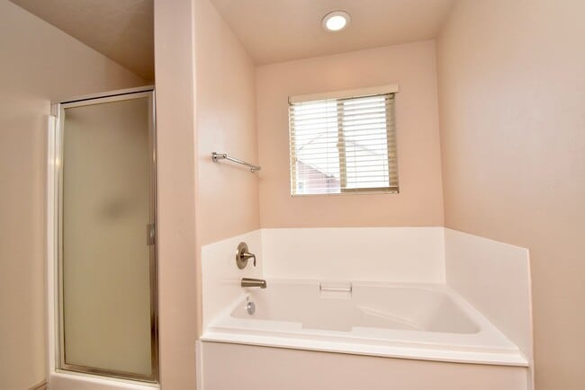 Building Photo - 3 Bed 2.5 Bath Home in HOA Community with Great Amenities!