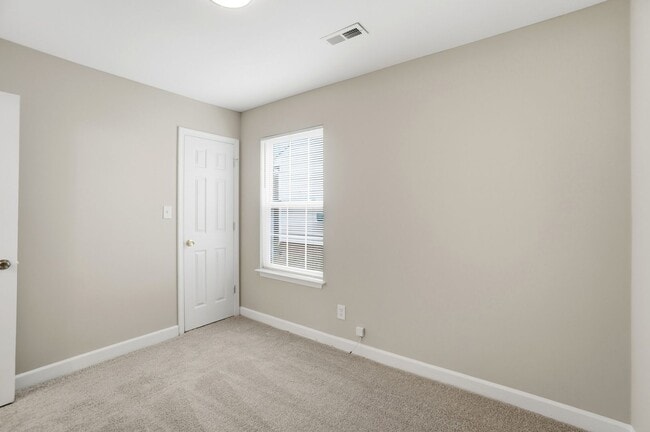 Building Photo - 3 bedroom single family home!