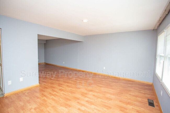 Building Photo - 16 Radnor Ct