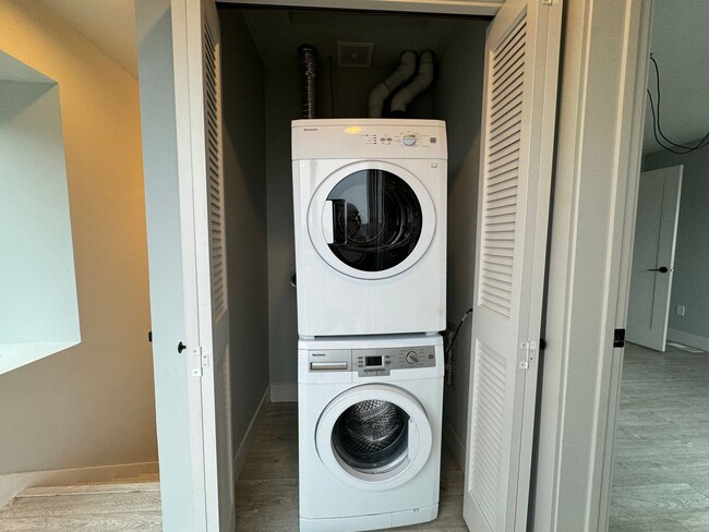 Building Photo - Modern 2 Bed, 2 Bath with Rooftop Patio!