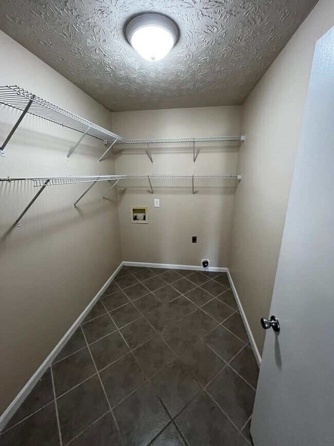 Building Photo - Beautiful New to Market!