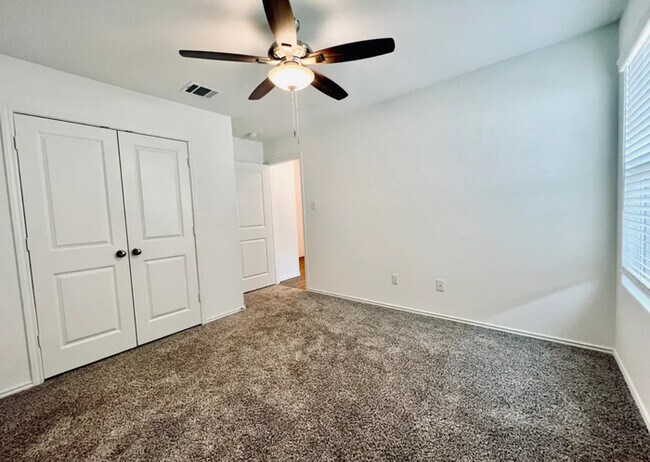 Building Photo - Modern 4-Bed, 2-Bath Retreat with Soaking ...