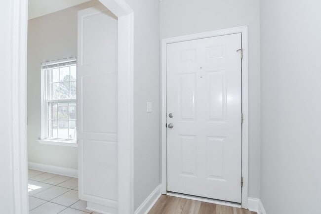 Building Photo - 3 Bedroom 2.5 Bath Townhouse