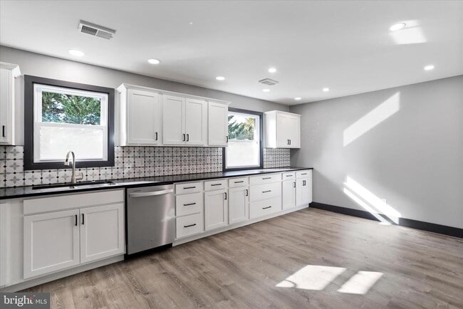 Building Photo - 140 Williamson Ave