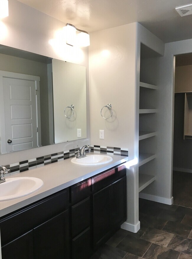 Building Photo - Beautiful home with 3bd 2ba and bonus room...