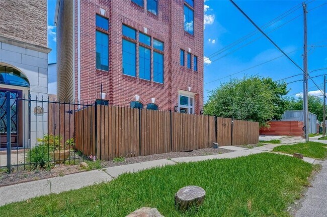 Building Photo - 1739 Oakdale St