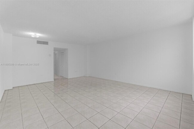 Building Photo - 905 Brickell Bay Dr