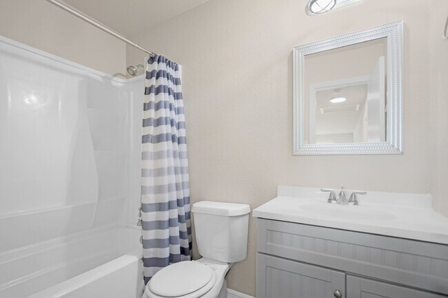 Building Photo - Spacious 4-bedroom, 2.5-bath home with 2,3...