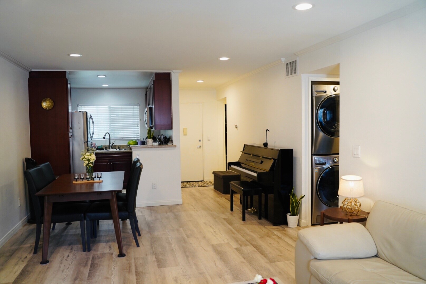 Building Photo - 21500 Burbank Blvd