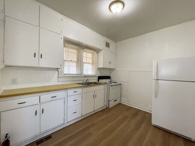 Building Photo - 619 N Washington St