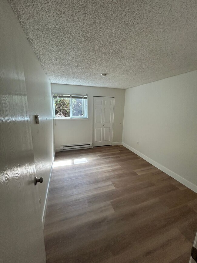 Building Photo - 3 Bed, 1.75 bath Condo w/2 parking spots i...