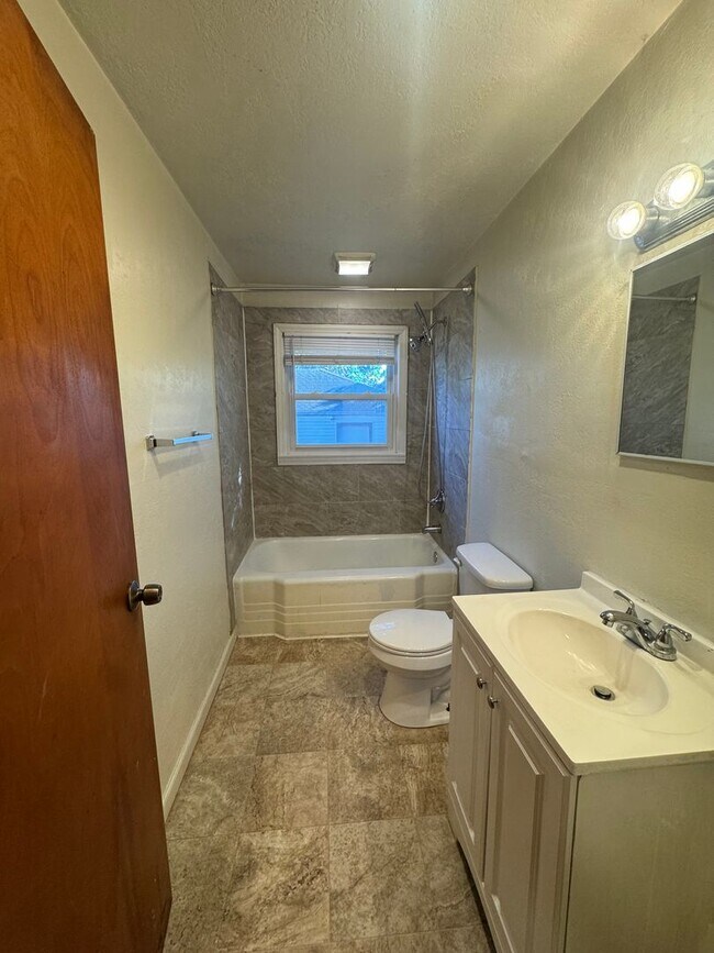 Building Photo - Charming 2-bedroom, 1-bathroom Ground Floor Apartment in Independence