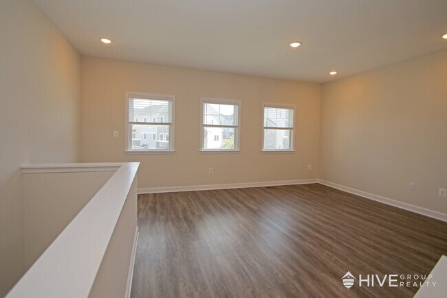 Building Photo - Beautiful End-Unit Townhouse with Pond Vie...