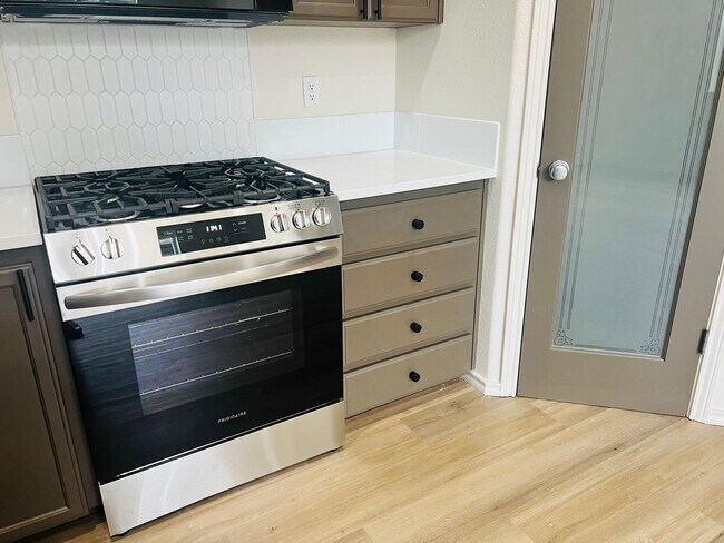 Building Photo - Wilsonville Villebois Community Offers Spacious End Unit Town Home