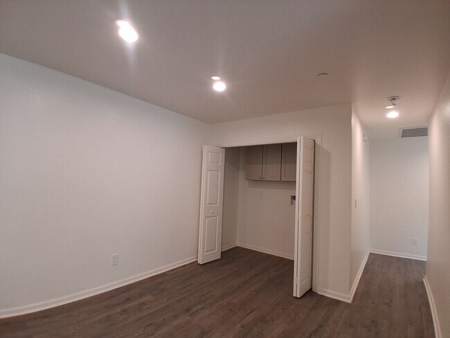 Building Photo - 3016 Lake Park Ct