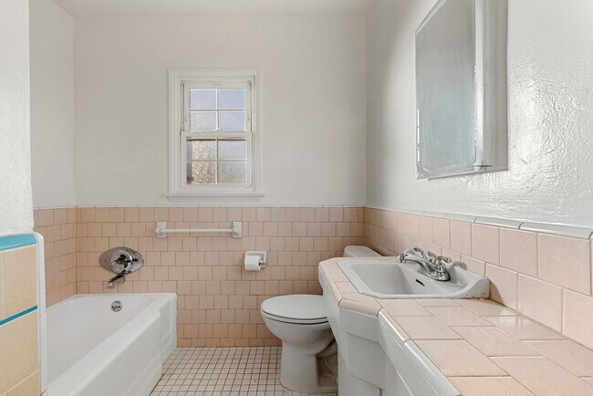 Building Photo - 1209 Orange Grove Ave
