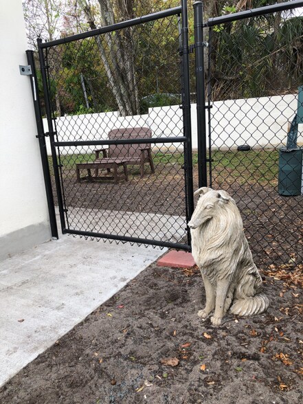 Building Photo - 115 S Lois Ave