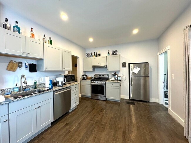 Building Photo - Four bedroom Two bath near BU