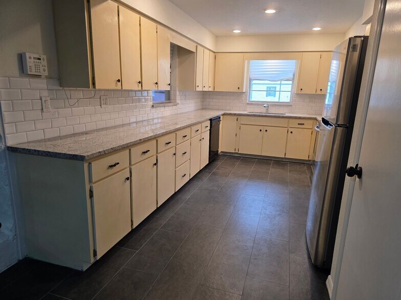 Building Photo - 5611 6th St