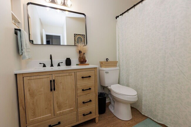 Building Photo - Beautifully updated 3 bedroom 2 bath home in Orange Park .