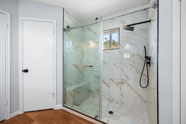 Building Photo - 2926 Meadowcreek Dr