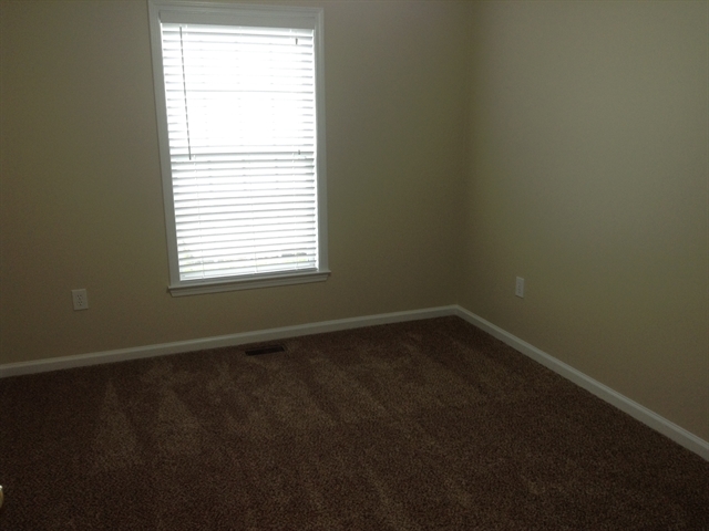 Building Photo - 976 Scottland Dr