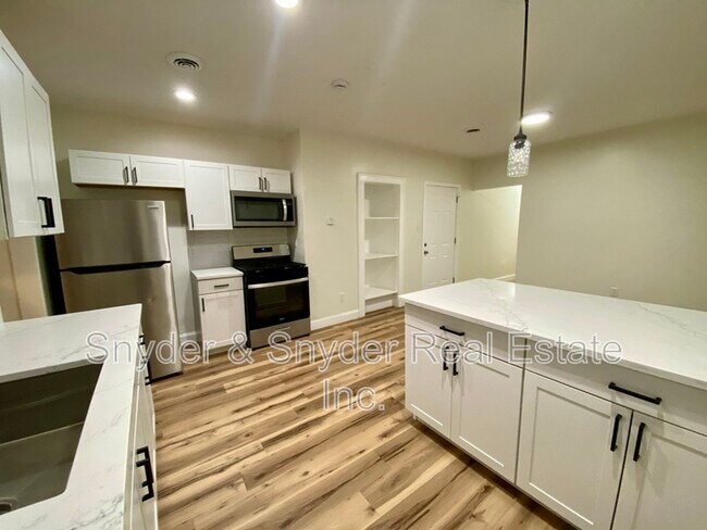 Building Photo - 884 Copley Rd