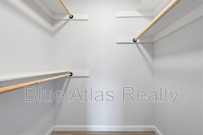 Building Photo - 1547 Oakbrook St