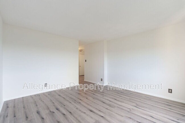 Building Photo - 309 Yoakum Pkwy